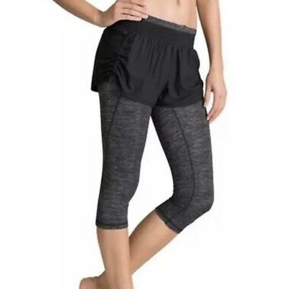 Athleta Go Getter 2 in 1 Knicker Capri Shorts Black Gray XS Activewear